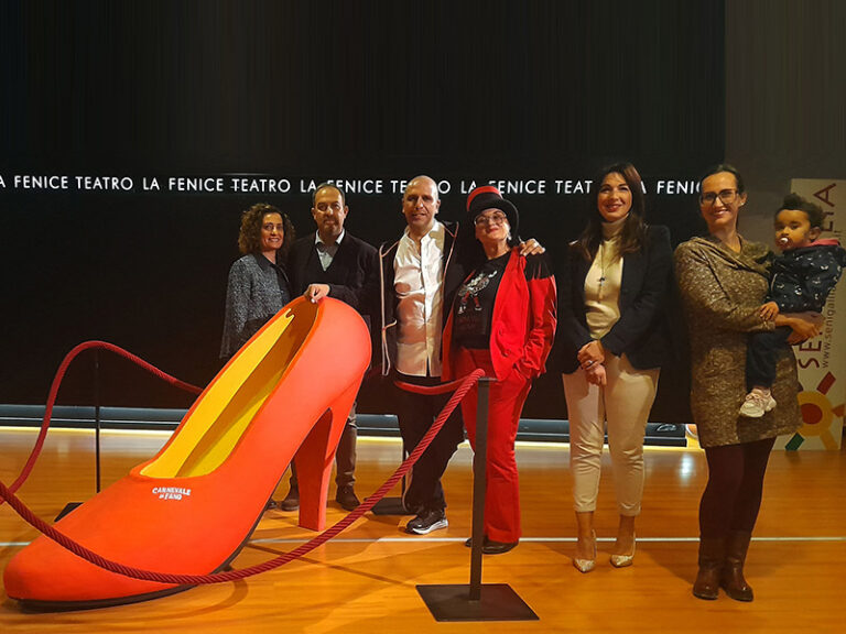La scarpetta rossa per il 25 novembre